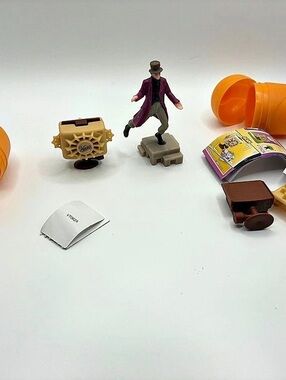 Kinder Willy Wonka Figure and Camera Toy Set Orange & Brown